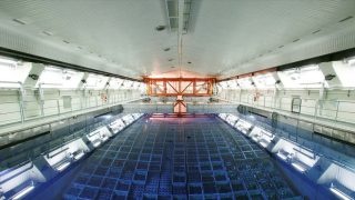 Pohled na bazén meziskladu pro vyhořelé jaderné palivo - CLAB. Zdroj: SKB