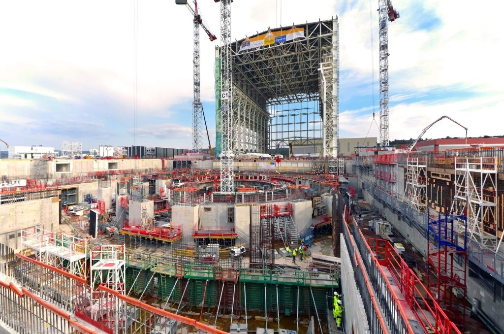 Výstavba sklepních částí ITERu. Fotografie z 22. března 2016; Zdroj: ITER