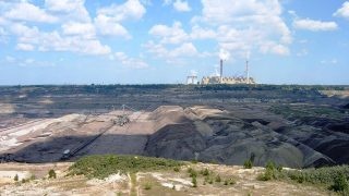Elektrárna Belchatów s přilehlým dolem uhlí