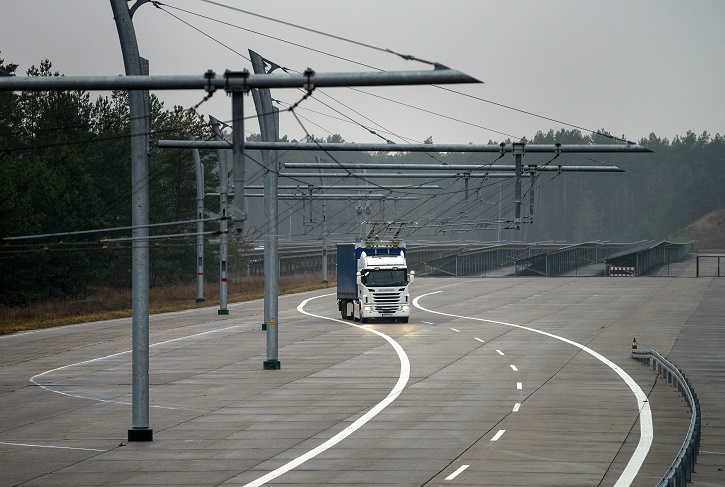 Scania G 360 4x2 with pantograph, electrically powered truck at the Siemens eHighway. 
Gross Dölln, Germany
Photo: Dan Boman 2013