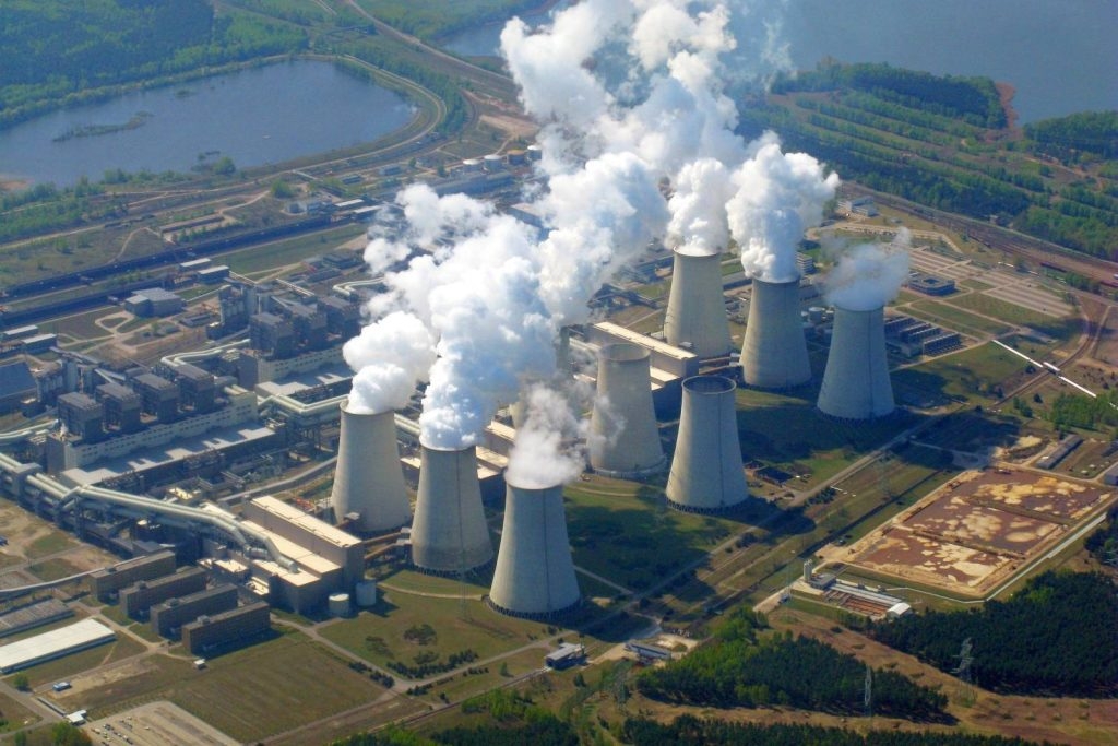 Letecký pohled na německou uhelnou elektrárnu Jänschwalde. Zdroj: fotos-aus-der-luft.de
