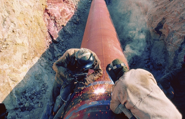 Laying large pipes in Jordan