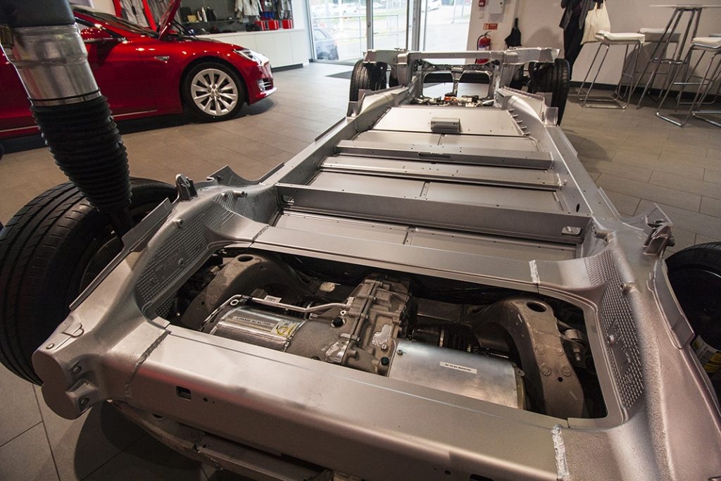 Podvozková platforma Modelu S v Tesla Store Göteborg, foto: Tomáš Jirka