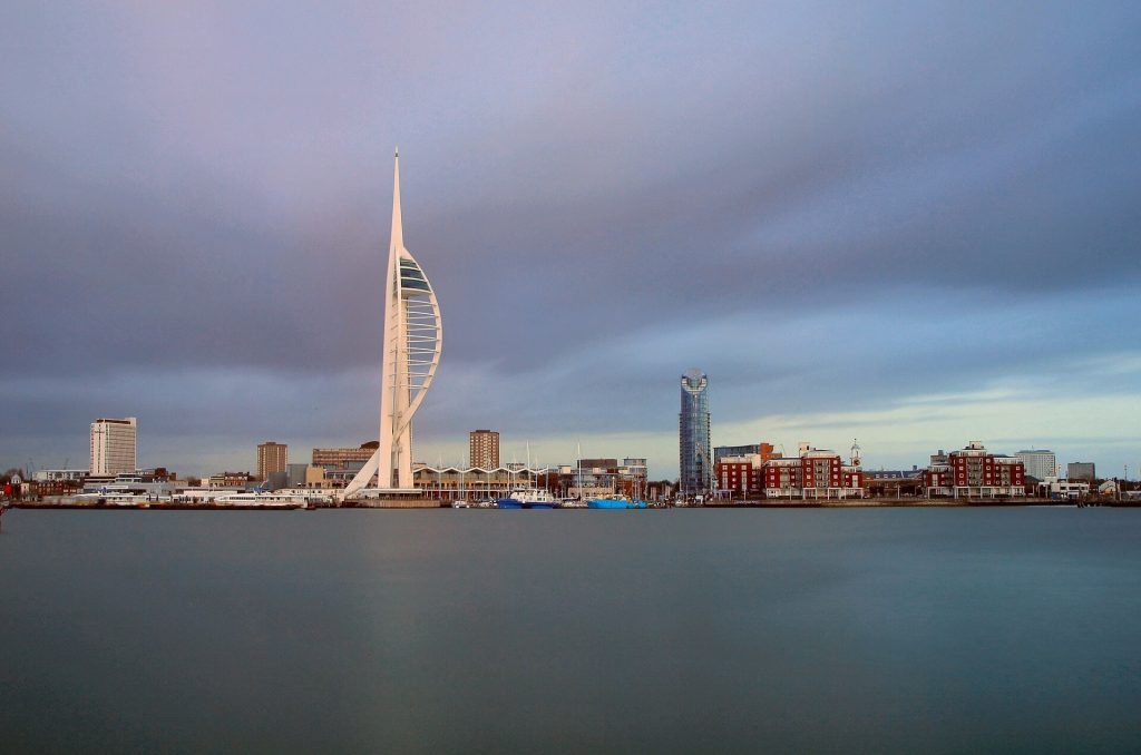 Britské přístavní město Portsmouth; Zdroj: Pixabay