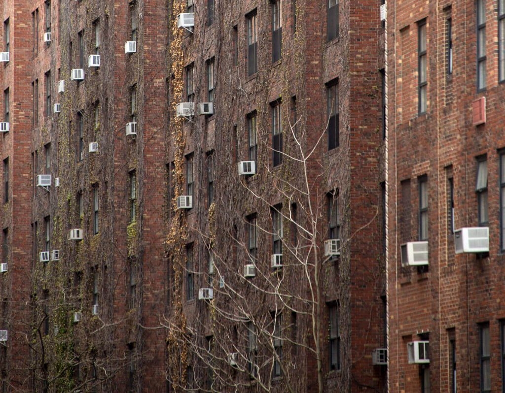 Klimatizačními jednotkami posetá budova v New Yorku. Autor: Marcel Oosterwijk, Flickr