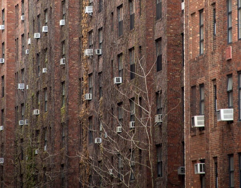 Klimatizačními jednotkami posetá budova v New Yorku. Autor: Marcel Oosterwijk, Flickr