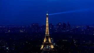 Eiffelova věž v noci