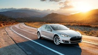 Tesla Model S při západu slunce. Zdroj: HybridCars.com