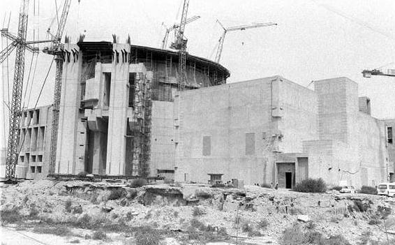 https://upload.wikimedia.org/wikipedia/commons/4/4d/Constructing_of_Bushehr_Nuclear_Power_Plant.jpg