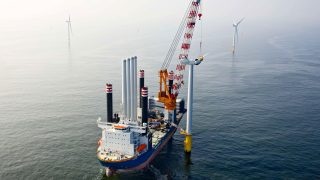 Výstavba offshore větrné elektrárny. Zdroj: .vanoord.com