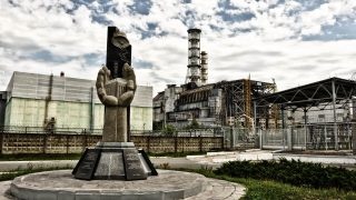 Pohled z Pripjati na reaktorový blok JE Černobyl; Autor: Denis Reznik (Pixabay)