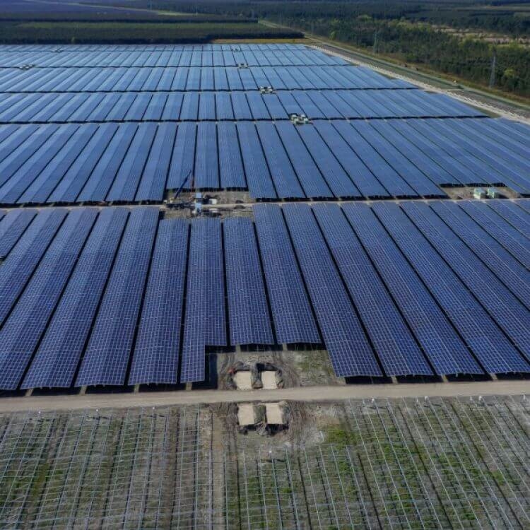 Jedna z největších evropských fotovoltaických elektráren je francouzská Cestas s výkonem 300 MWp (zdroj Gimball Prod).