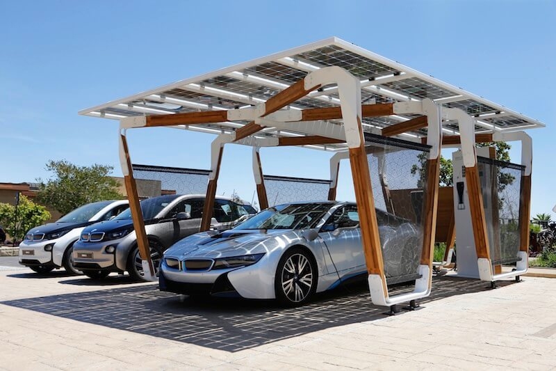BMW i8 Solární střecha (parking). Zdroj: BMW