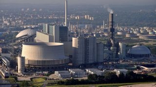 Nová moderní černouhelná elektrárna Moorburg, která v Hamburku nahradila jaderný zdroj (zdroj Wikimedie, Ajepbah).