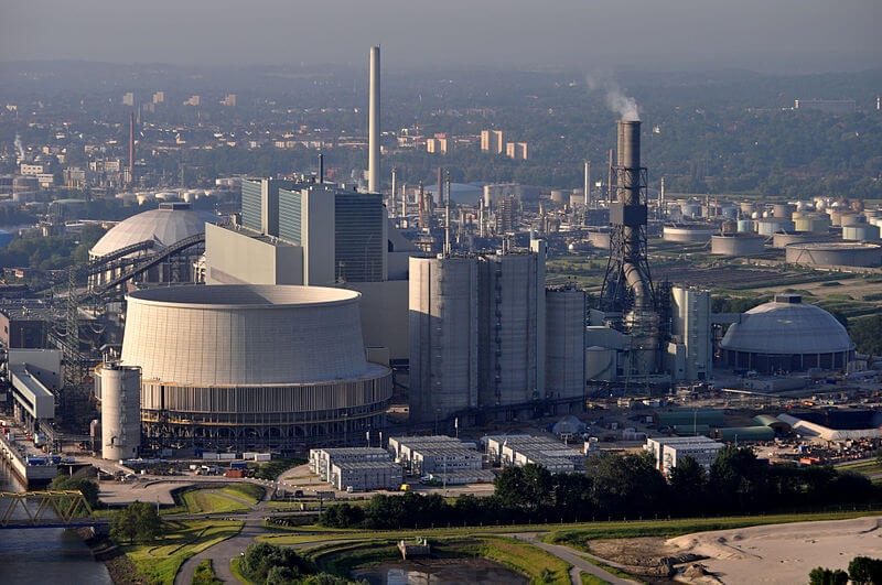 Nová moderní černouhelná elektrárna Moorburg, která v Hamburku nahradila jaderný zdroj (zdroj Wikimedie, Ajepbah).