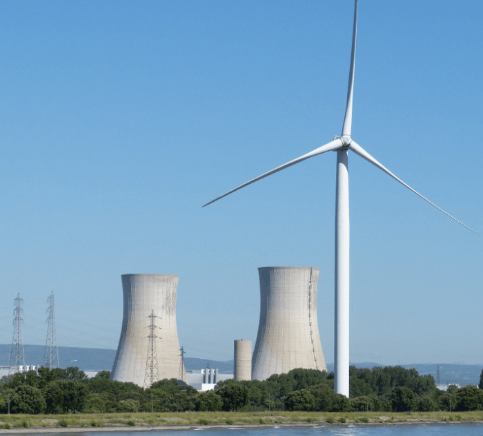 Renewable and thermal power plant. Wind, nuclear power plant. OZE a jaderná elektrárna, větrná elektrárna. Zdroj: pixabay (CC)