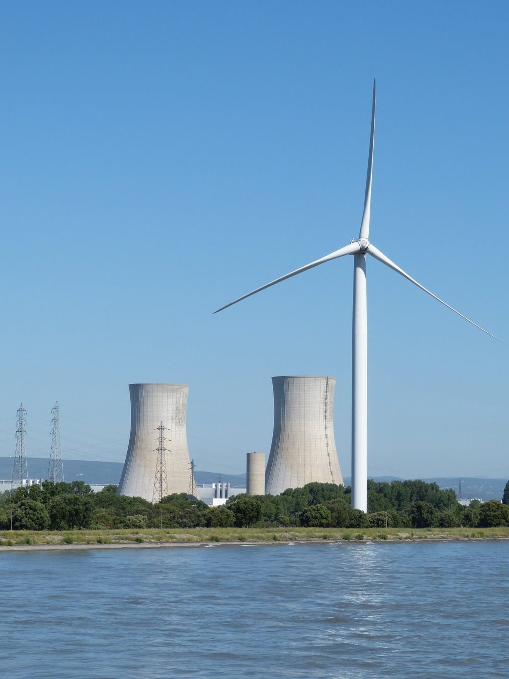 Renewable and thermal power plant. Wind, nuclear power plant. OZE a jaderná elektrárna, větrná elektrárna. Zdroj: