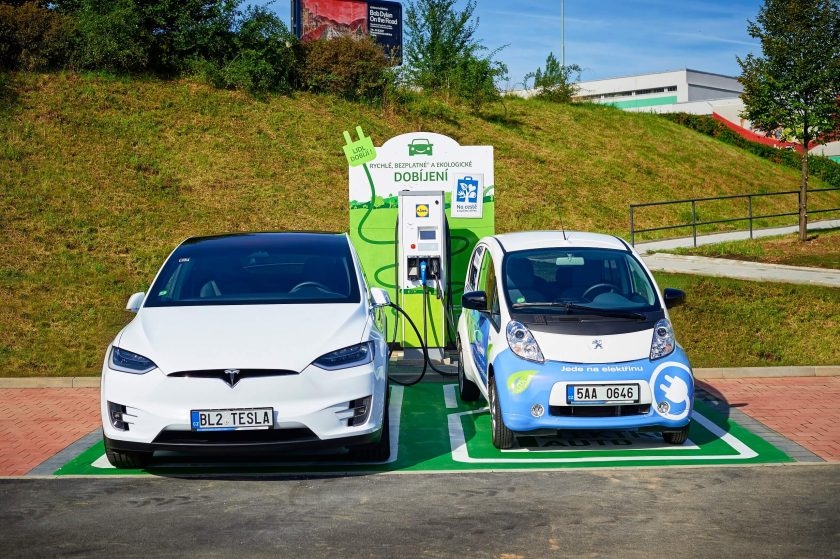 ABB fast-charging station for electric vehicles launched at a Lidl store. Zdroj: ABB