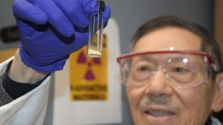 První gramy uranového "žlutého koláče" z mořské vody; Zdroj: PNNL