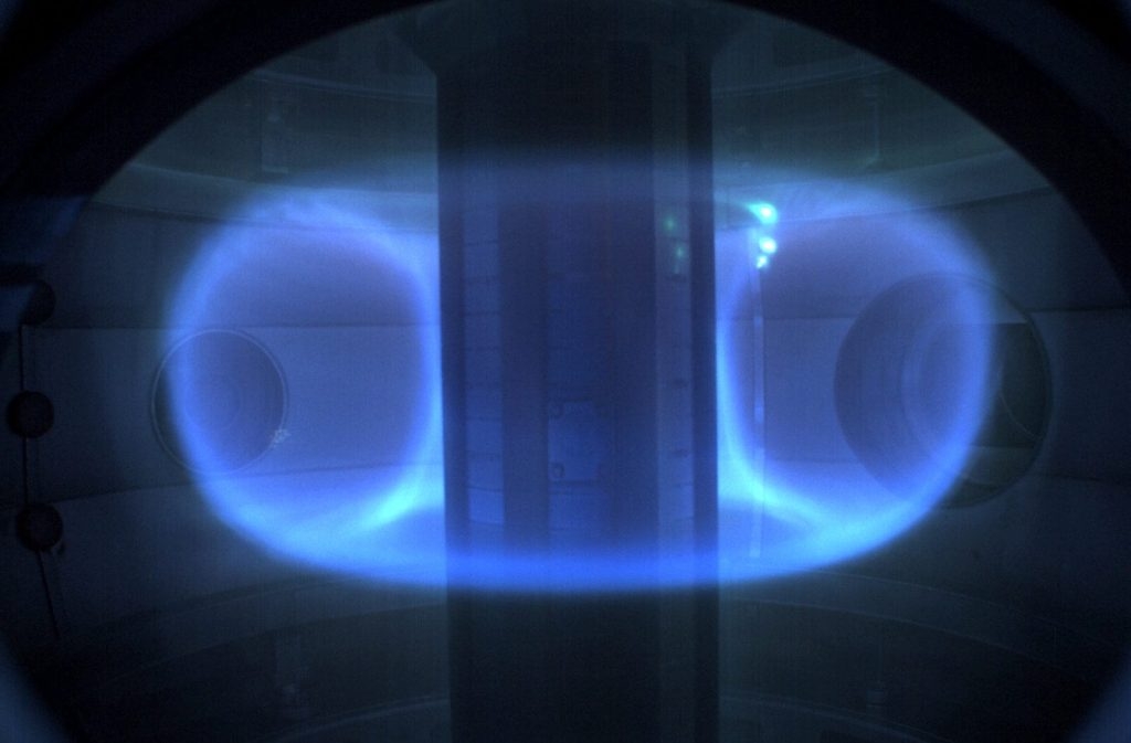 Plazmatický oblouk uvnitř tokamaku; Zdroj: Tokamak energy