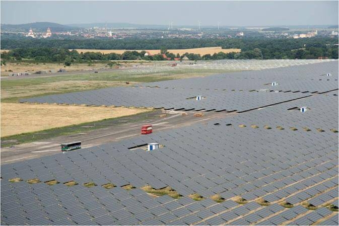 Solární farma Waldpolenz v Německu (zdroj JUWI Group, Wikipedie)