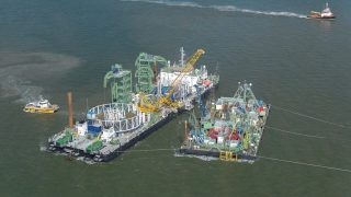 Plavidla převážející část kabelů pro německou podmořskou část vedení NordLink. Zdroj: TenneT
