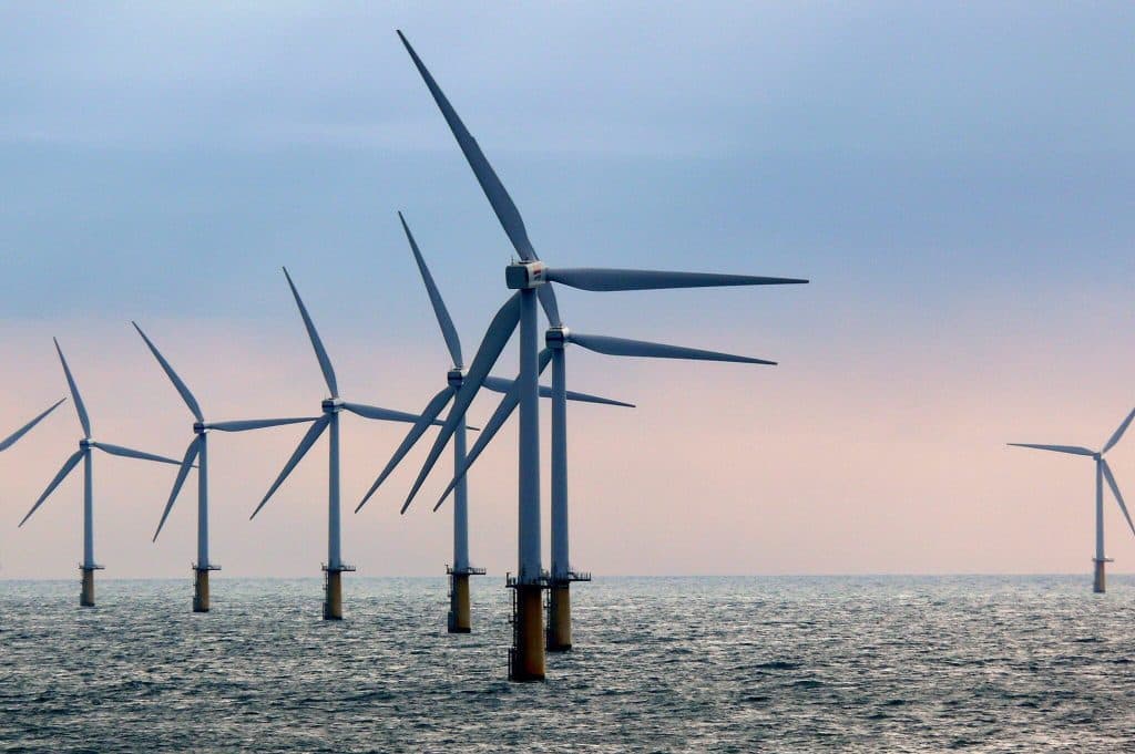 britanie-podpori-offshore-vetrne-parky-i-modularni-reaktory