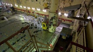 Práce na vyjmutí palivového kanálu v Černobylu; Zdroj ChNPP