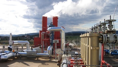 Francouzský pilotní projekt HDR geotermální elektrárny s výkonem 1,5 MW v Soultz-sous-Forêts v Alsasku (zdroj GEIE Exploitation minière de la chaleur).