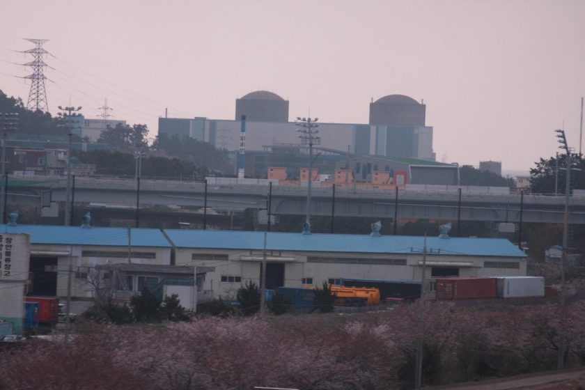 První korejské jaderné bloky, zprava Kori 1 a 2 (zdroj Igor Jex).