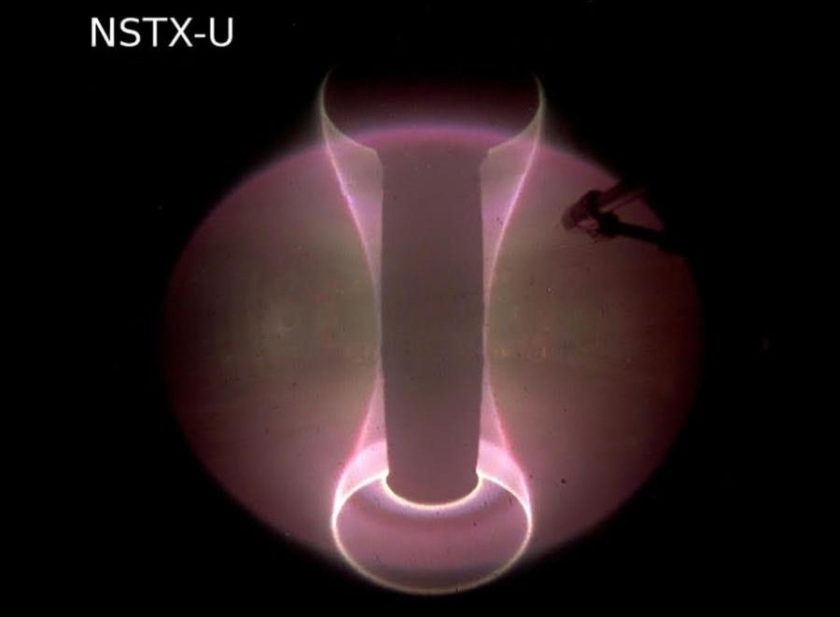 Snímek plazmatu vytvořeného v experimentálním fúzním reaktoru NSTX-U. Zdroj: PPPL