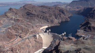 Americká přehrada Hoover Dam s vodní elektrárnou disponující instalovaným výkonem 2080 MW.