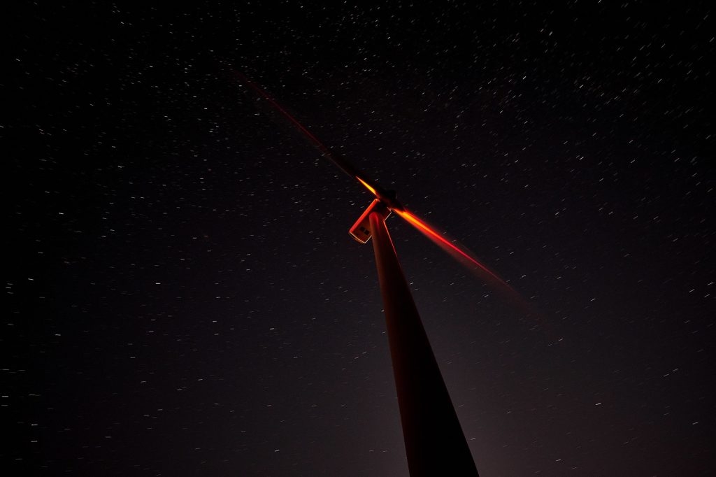 Větrná elektrárna světelné signalizace. Autor: naql, Flickr