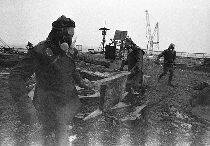 Dekontaminace střechy a odstraňování zbytků grafitu z aktivní zóny v reálu (zdroj Igor Kostin, http://www.chernobylgallery.com)
