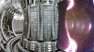 Fúzní reaktor typu tokamak s pohledem na plazmatický oblouk; Zdroj: ITER