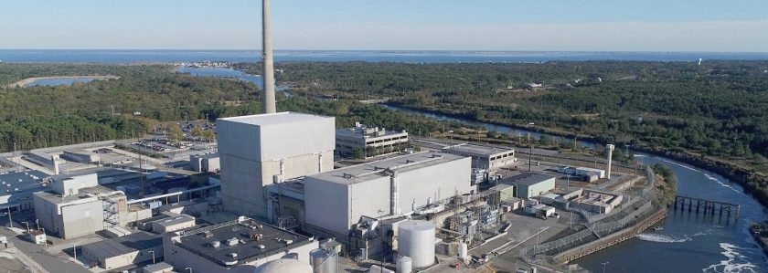 Jaderná elektrárna Oyster Creek byla v září 2018 po 49 letech provozu trvale odstavena. V červenci 2019 elektrárnu koupila společnost Holtec, která zajistí kompletní decommissioning. Zdroj: Exelon