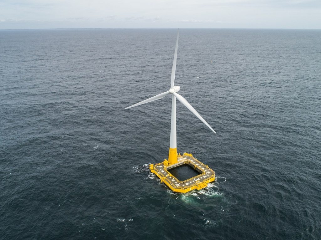 <p>photo aerienne drone de l&#8217;éolienne offshore au large du Croisic.<br />
Zdroj: https://commons.wikimedia.org/wiki/File:Floatgen.jpg </p>
