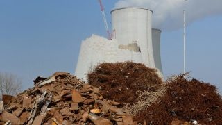 Bourání chladících věží elektrárny Jaslovské Bohunice V1 a třídění železného odpadu. Zdroj: JAVYS