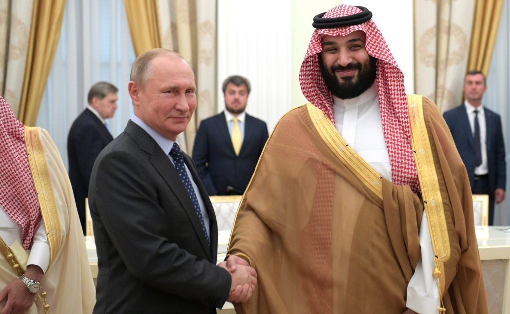 Ruský prezident Vladimir Putin a saudskoarabský princ Mohammed bin Salma.
