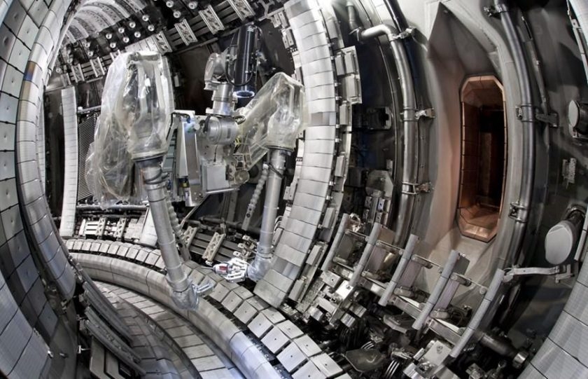 Vnitřní stěny vakuové komory a divertor tokamaku JET se rekonstruovaly do podoby budoucího vybavení tokamaku ITER (zdroj ITER).