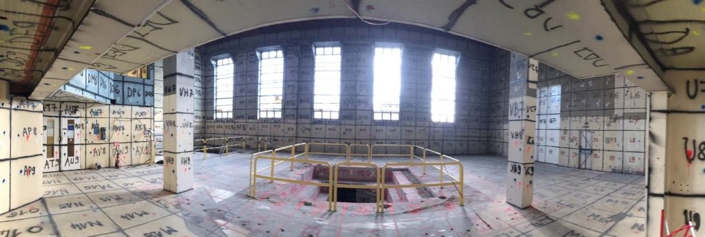 Budova výzkumného reaktoru Ulysse v průběhu demontáže; Zdroj: Orano