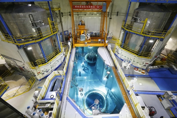 Zavezení paliva do reaktoru JE Tianwan 5; Zdroj: CNNC