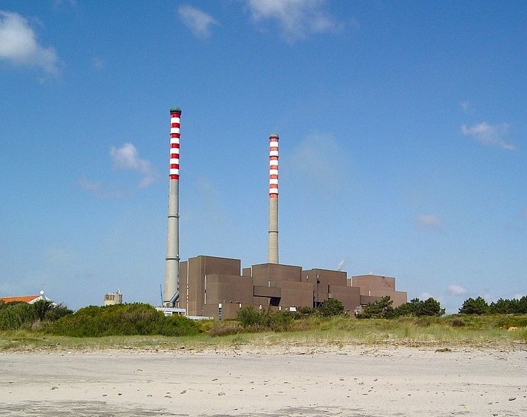 Uhelná elektrárna Sines byla uvedena do provozu v roce 1985. Zdroj: flickr