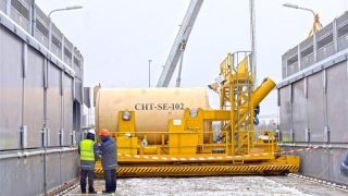 Kontejner před zasunutím do kóje suchého přechodného úložiště (zdroj Černobylská jaderná elektrárna)