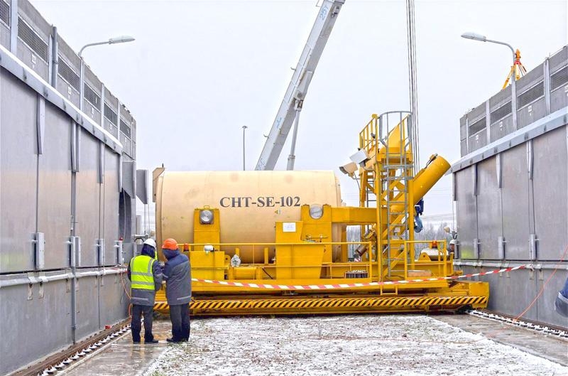 Kontejner před zasunutím do kóje suchého přechodného úložiště (zdroj Černobylská jaderná elektrárna)