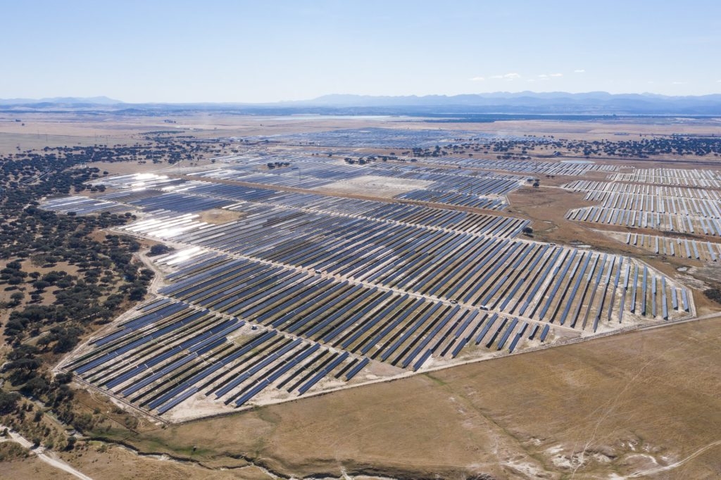 Solární park Solarcentury Talayuela ve španělském regionu Extremadura je jedním z největších (300 MWp) solárních parků ve Španělsku postavených bez dotací.