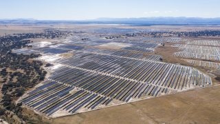 Solární park Solarcentury Talayuela ve španělském regionu Extremadura je jedním z největších (300 MWp) solárních parků ve Španělsku postavených bez dotací.