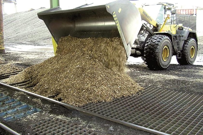 Při výrobě tepla se používá také biomasa ve formě dřevní štěpky