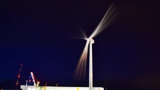 Prototyp větré turbíny Haliade-X v noci