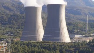 Photo of the Cofrentes (Spain) nuclear power plant cooling towers taken on 2005-05-22 Zdroj: Wikipedia (Roberto Uderio).